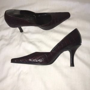 Hillard and Hanson Snakeskin Maroon Heels
